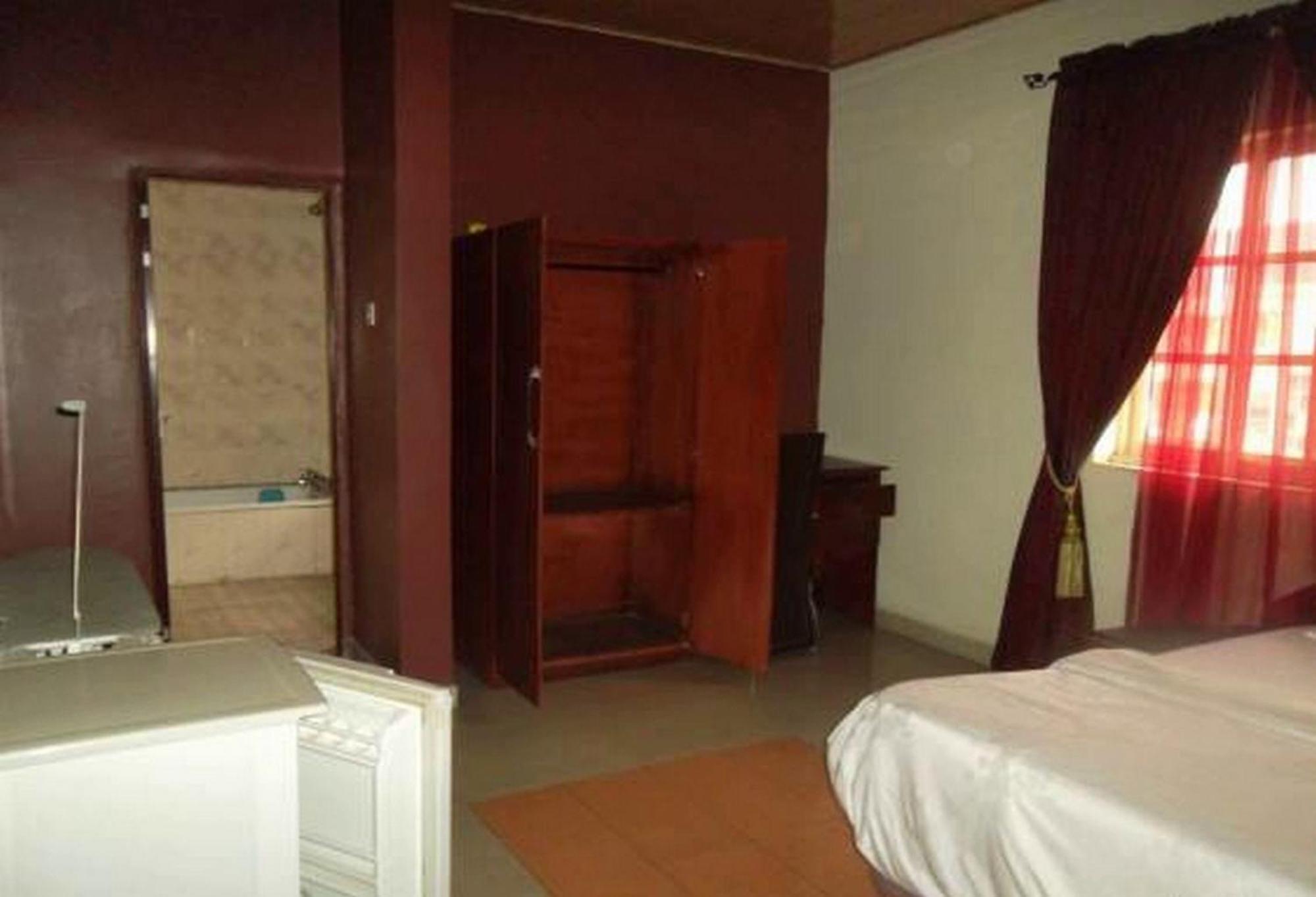 Room In Lodge - Clen-Phil Hotels And Suite Port Harcourt Esterno foto
