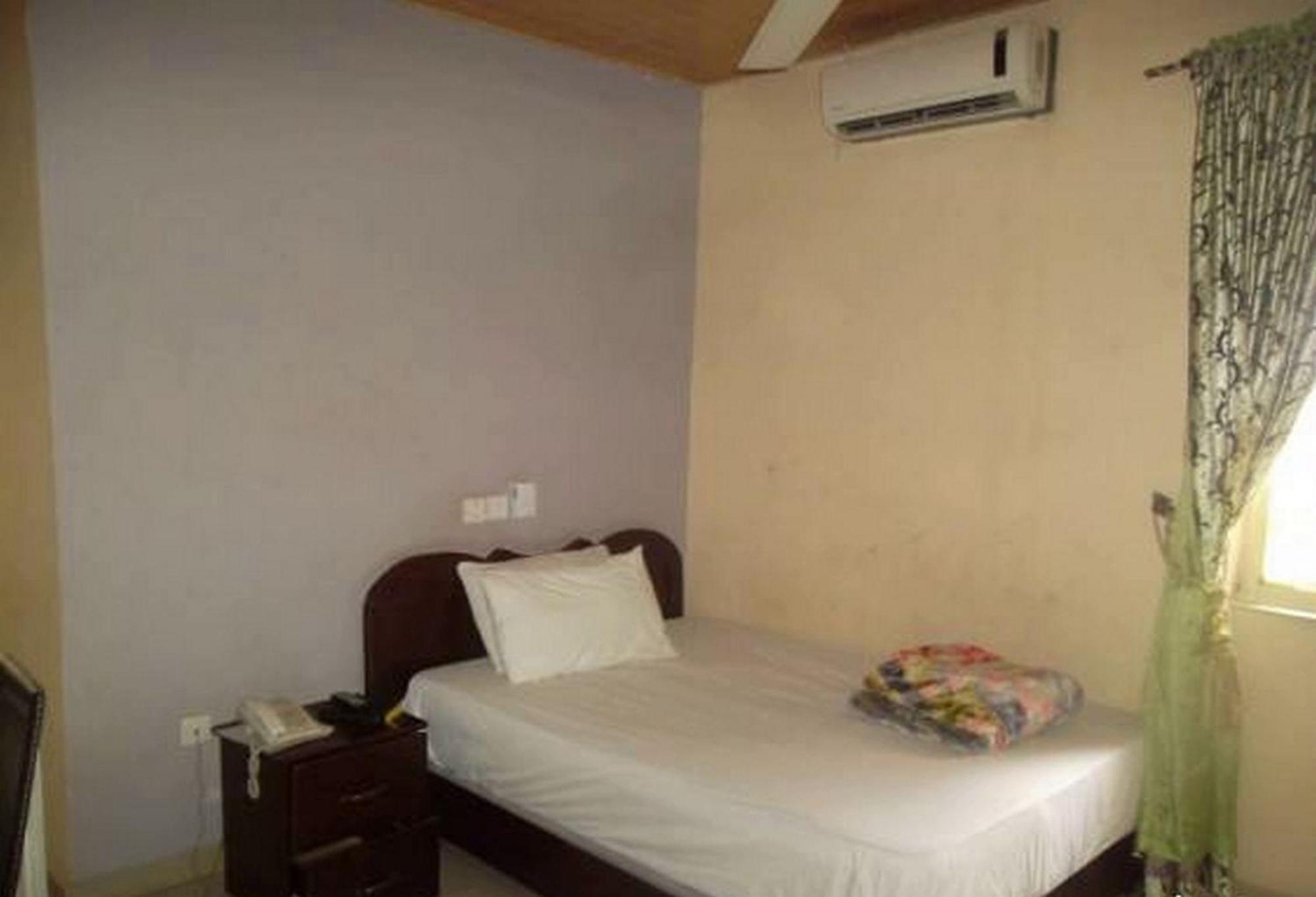 Room In Lodge - Clen-Phil Hotels And Suite Port Harcourt Esterno foto